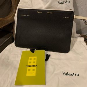 MONCLER GENIUS
MONCLER X VALEXTRA LEATHER POUCH